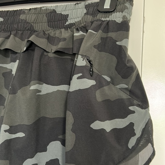 ATHLETA Printed Mesh Racer Run Short 4” Camo Green Sz S - Picture 11 of 15